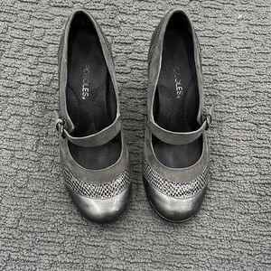 Gray Aerosole pumps. Practically brand new. Only worn a few times.